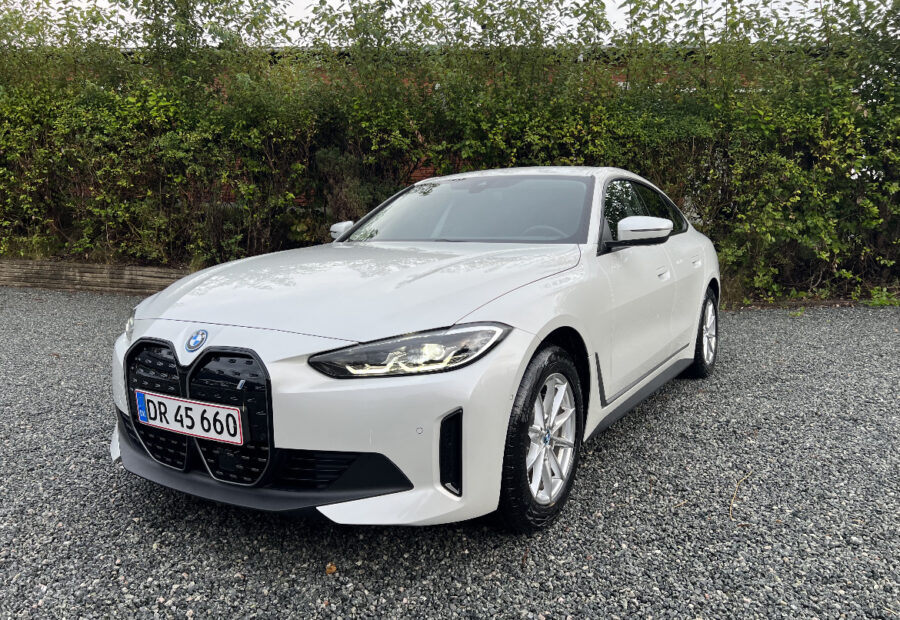 Bil på værksted hos AM Autocare