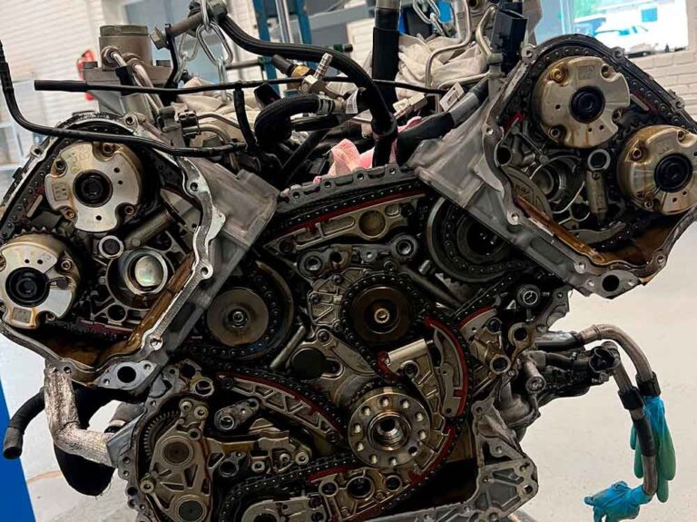 Motor med kædetræk under reparation hos AM Autocare
