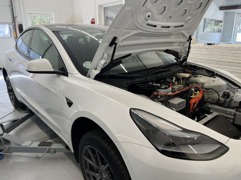 Tesla elbil på værksted hos AM Autocare