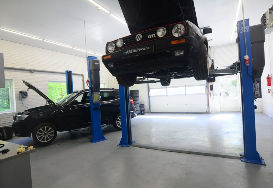Bil på lift på AM Autocares værksted i Hinnerup
